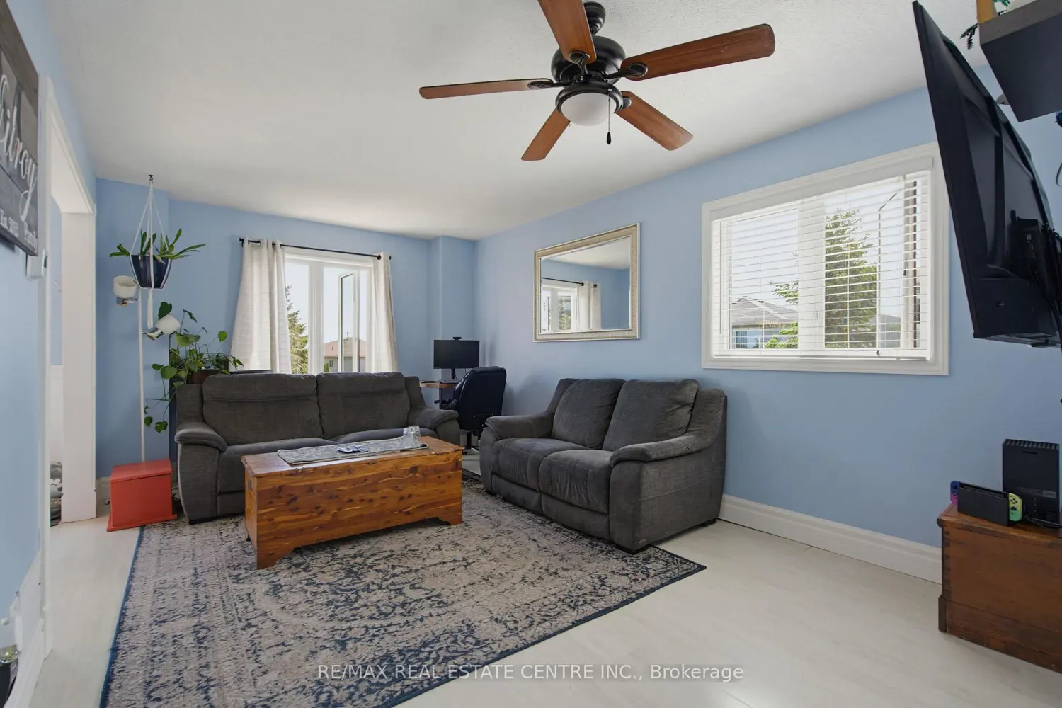 164 Courtney Crescent photo 4