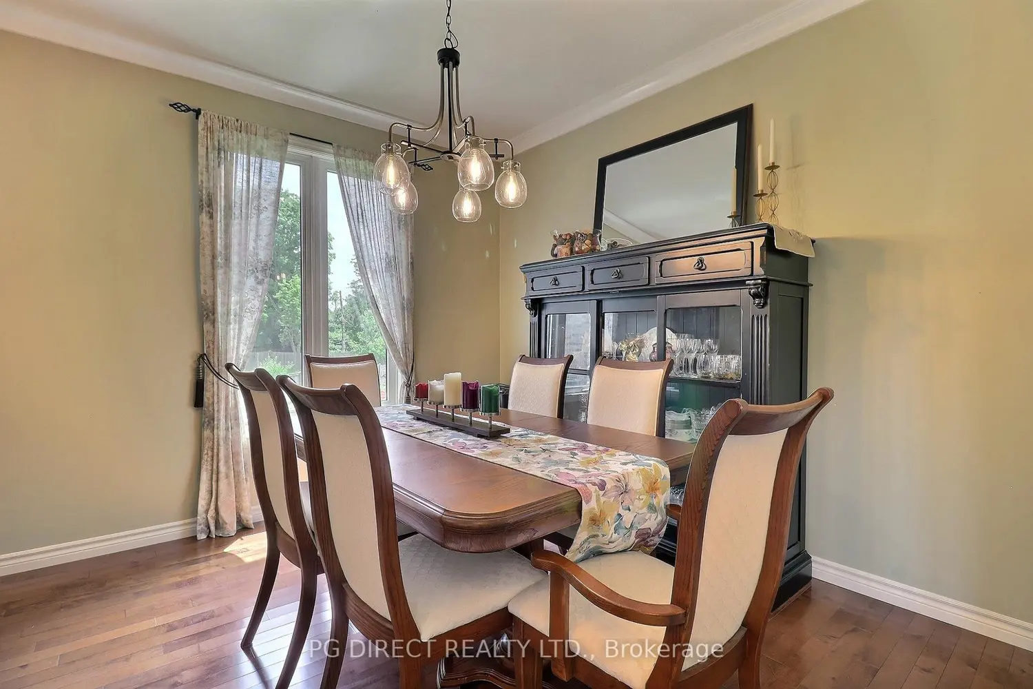 1040 Hanson Crescent photo 2