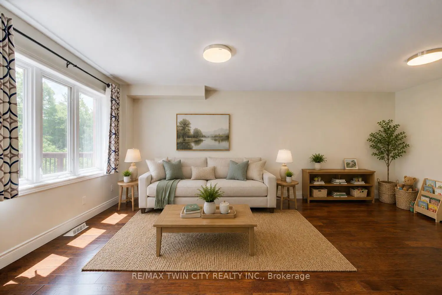 569 Violet Street photo 4