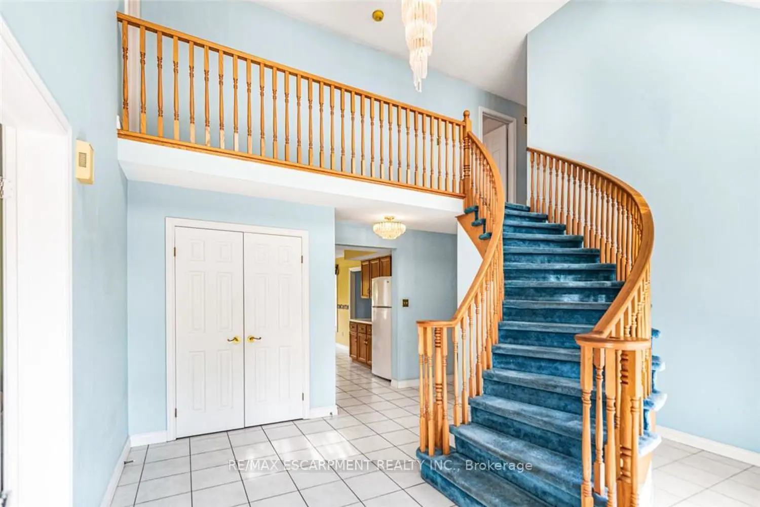 381 Kerman Avenue photo 4