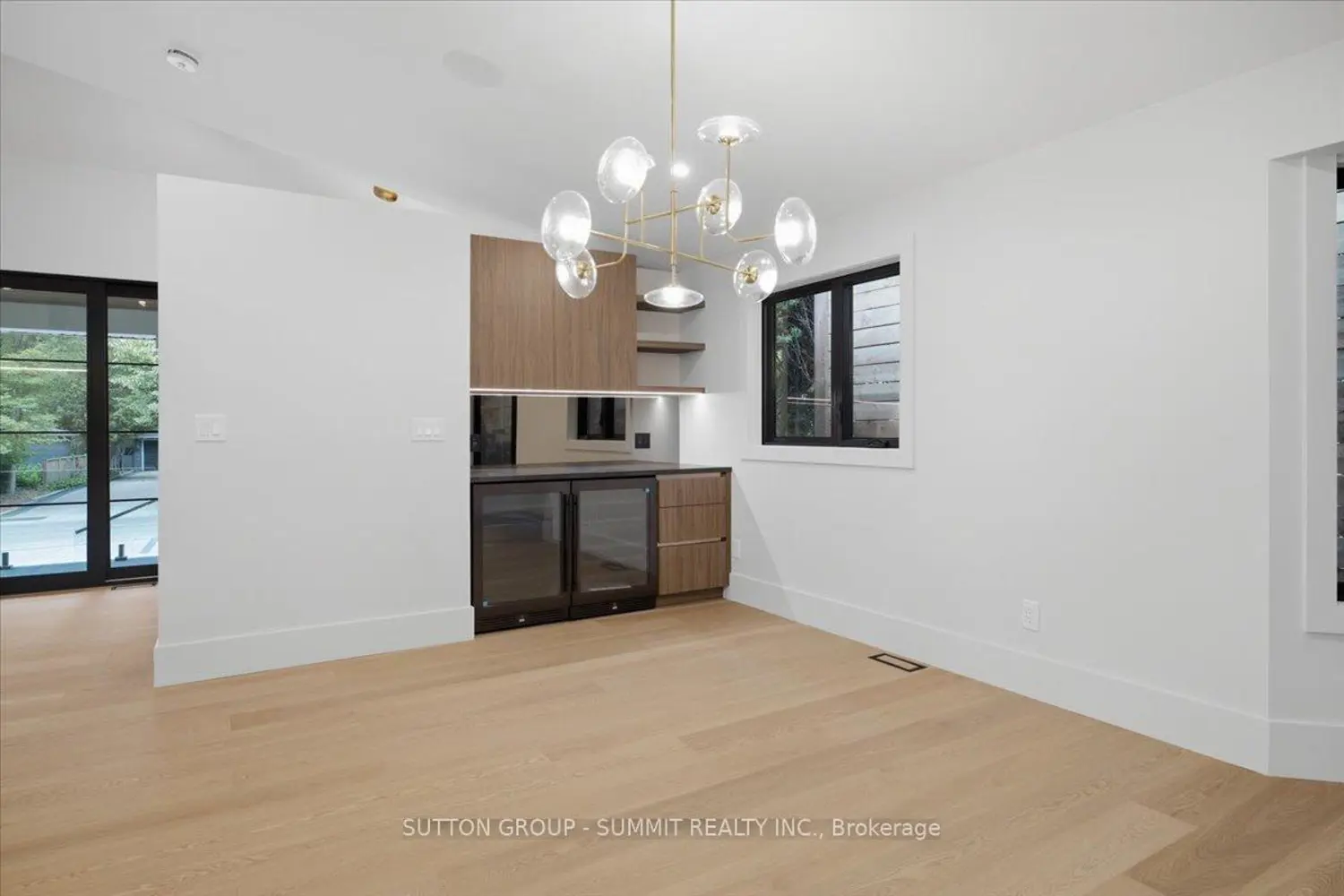 160 Allan Street photo 4