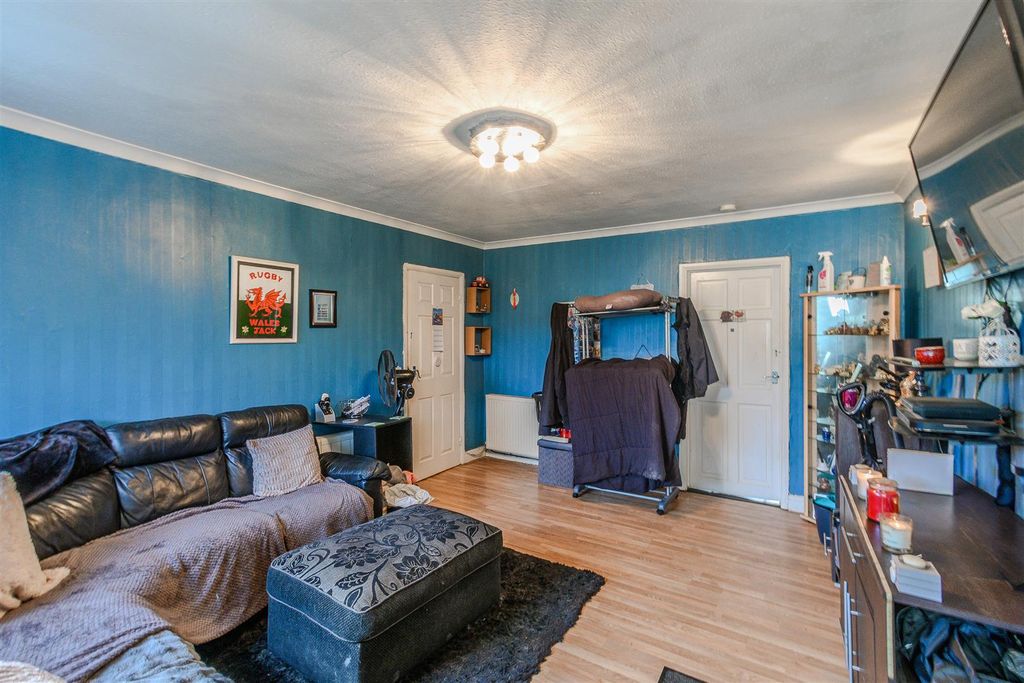 2 bed flat for saleLaburnum Close, Barry CF62 photo 3
