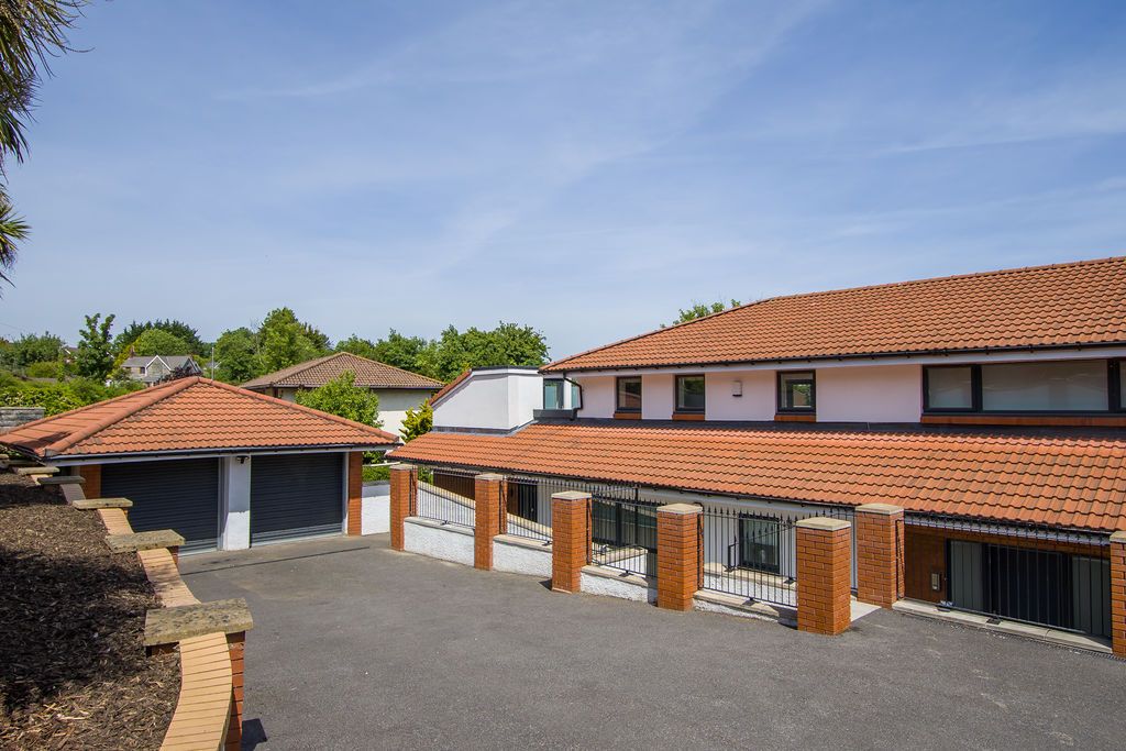 2 bed flat for saleBay View, Old Barry Road, Penarth CF64