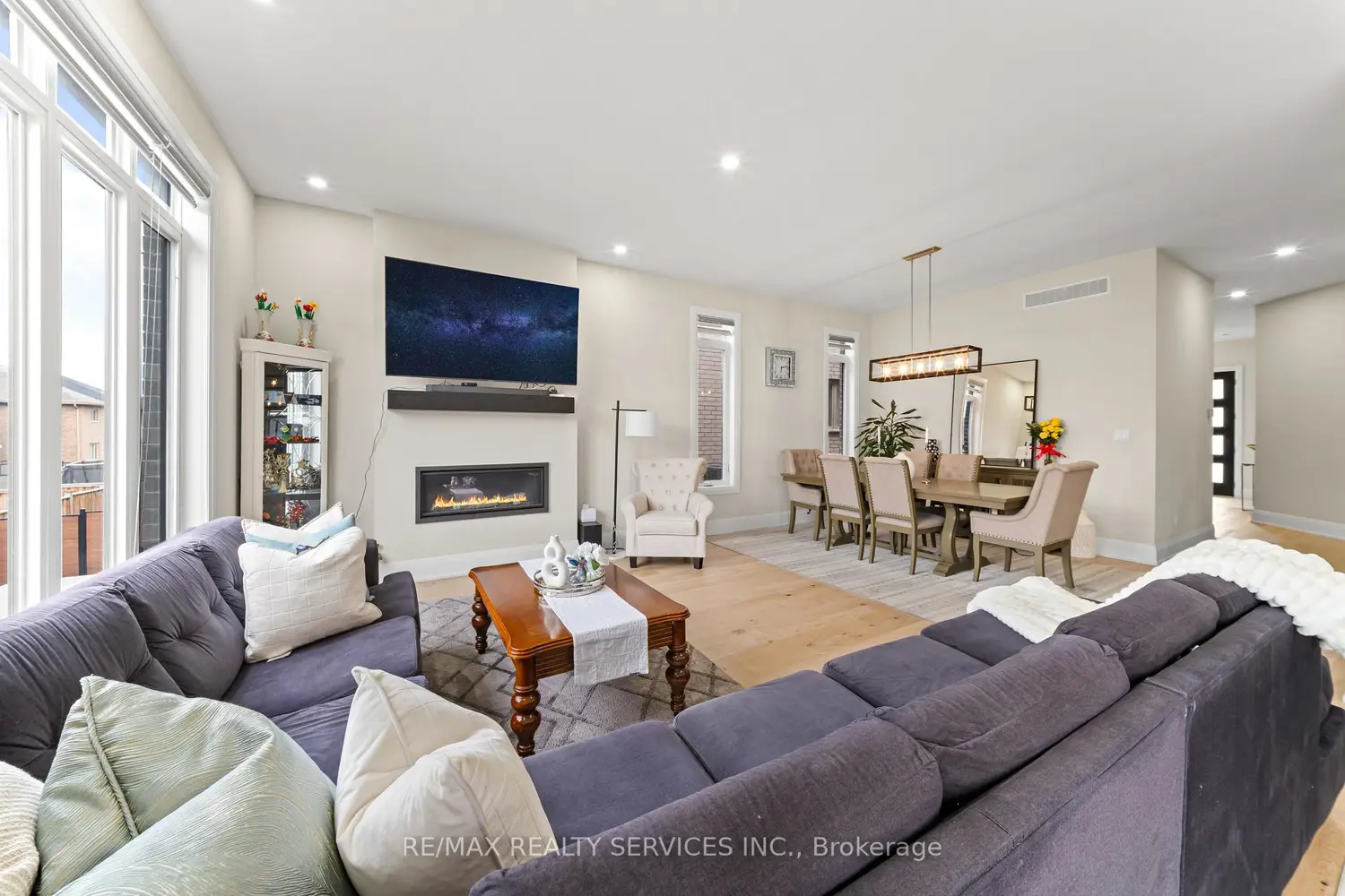 130 Pondcliffe Drive photo 3