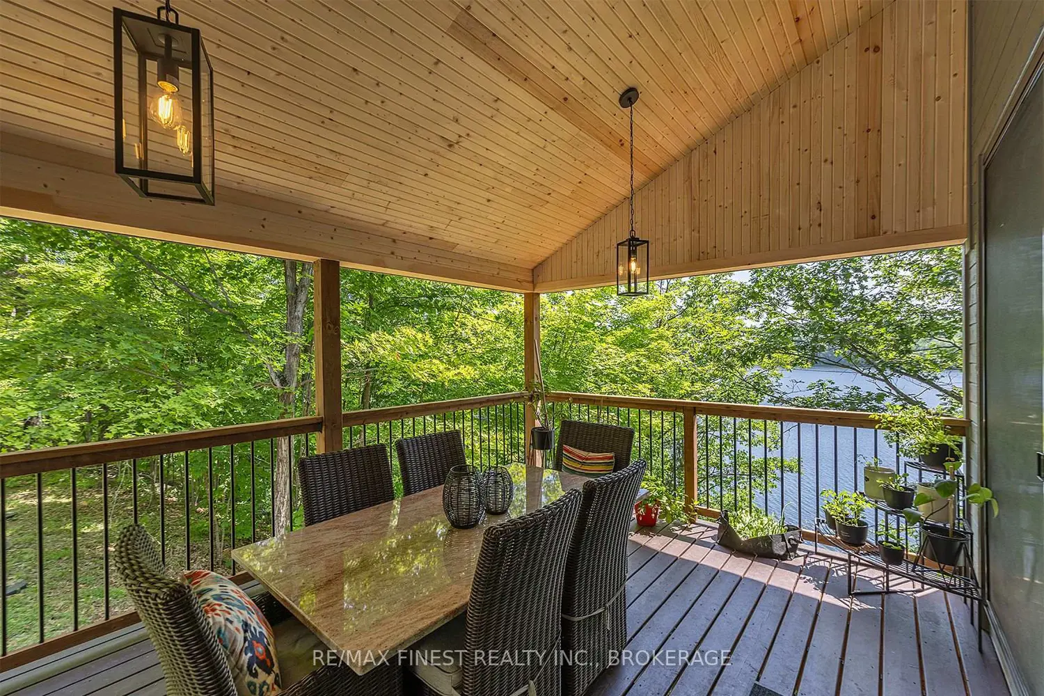 1005 Macdonald Lane photo 5