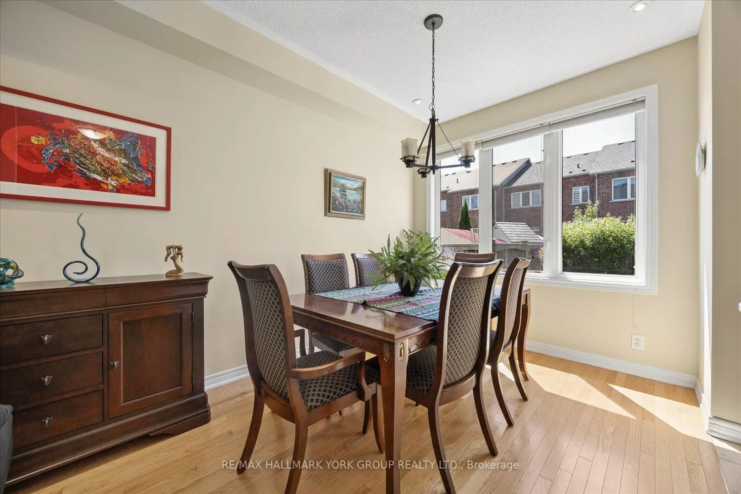 87 Courtland Crescent photo 5