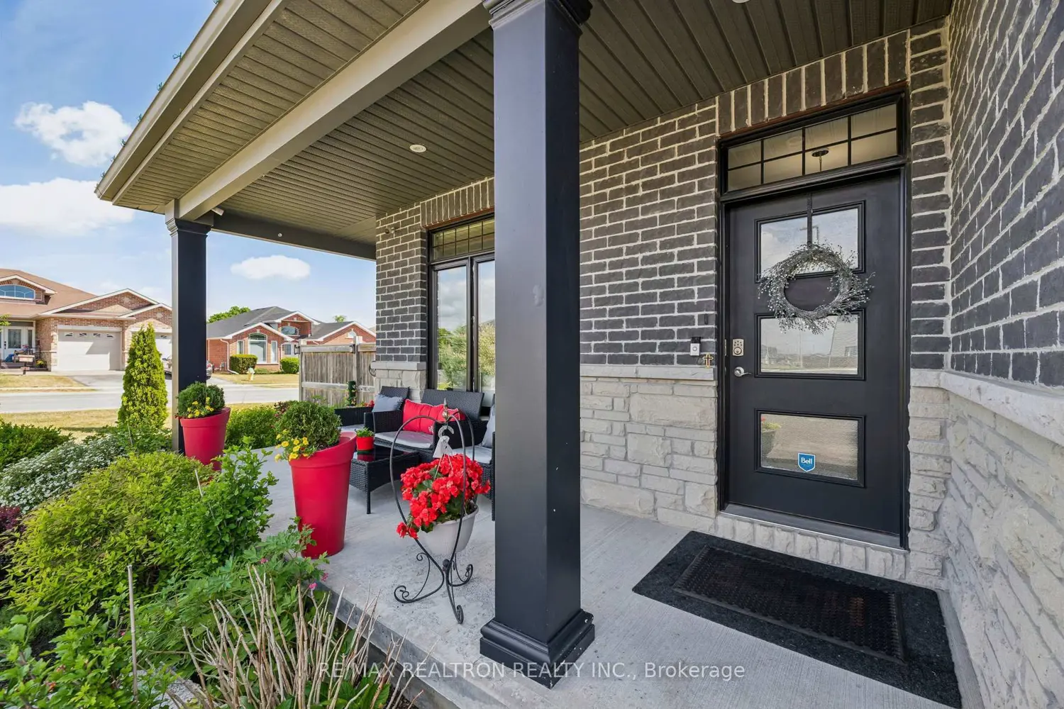345 Farnham Road photo 4