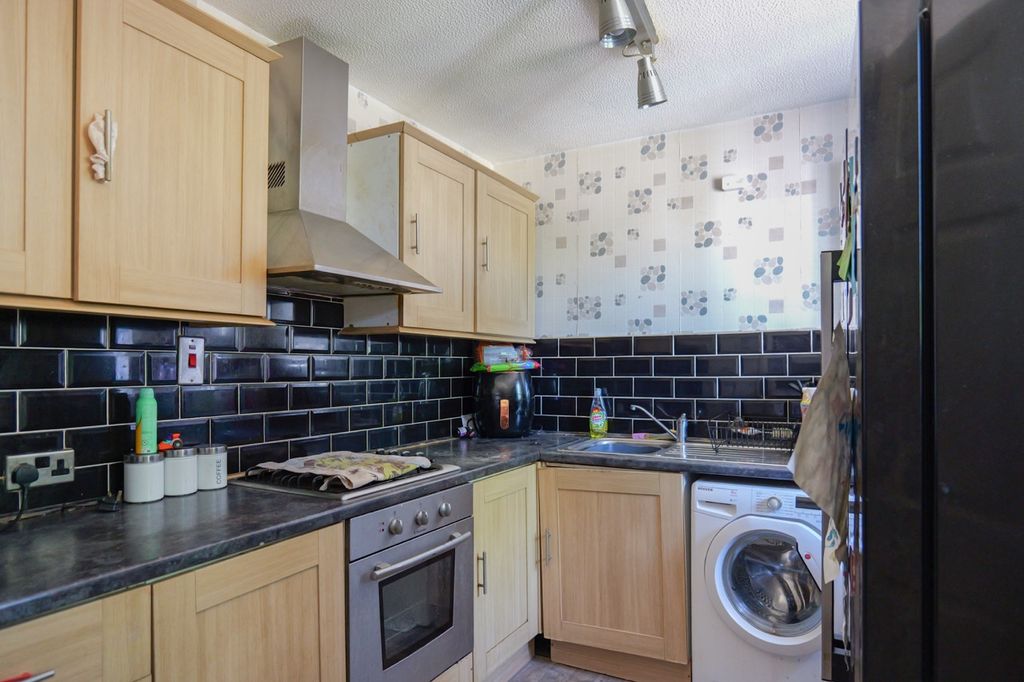 2 bed flat for saleLon Ceiriog, Prestatyn LL19 photo 4