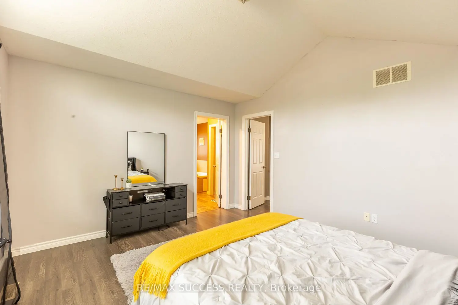 11 Henderson Court photo 5