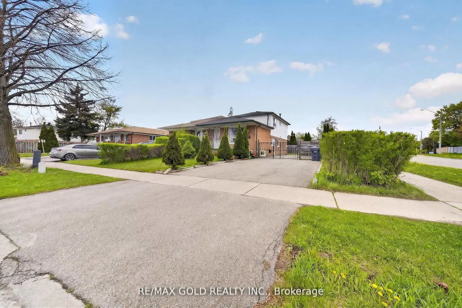 3289 Victory Crescent photo 3