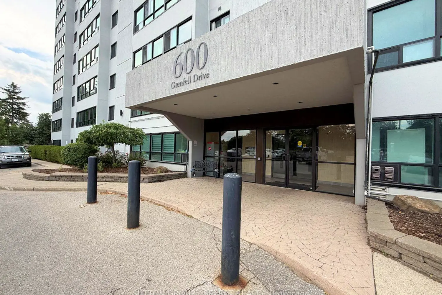 600 Grenfell Drive 810 photo 2