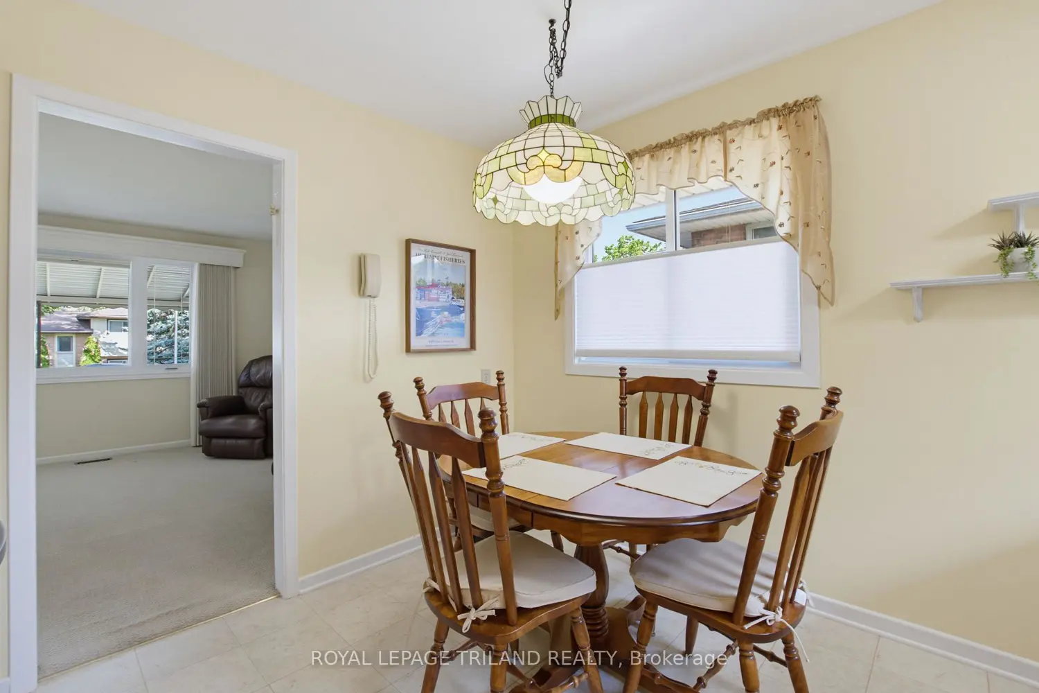 115 Champlain Crescent photo 4