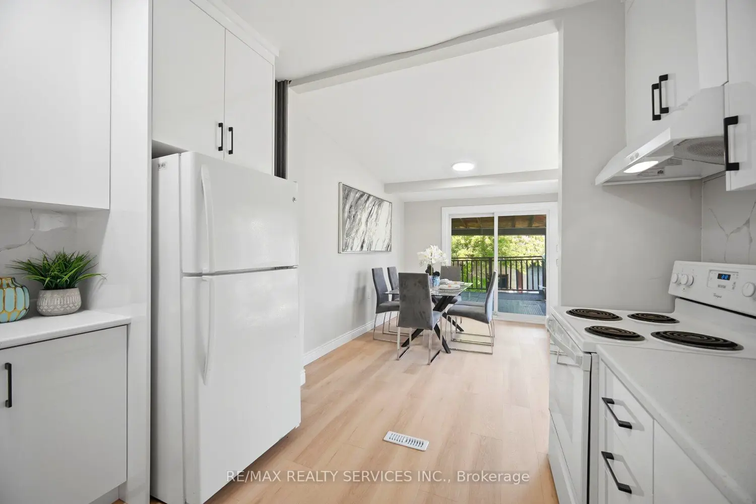 1147 Dufferin Street photo 5