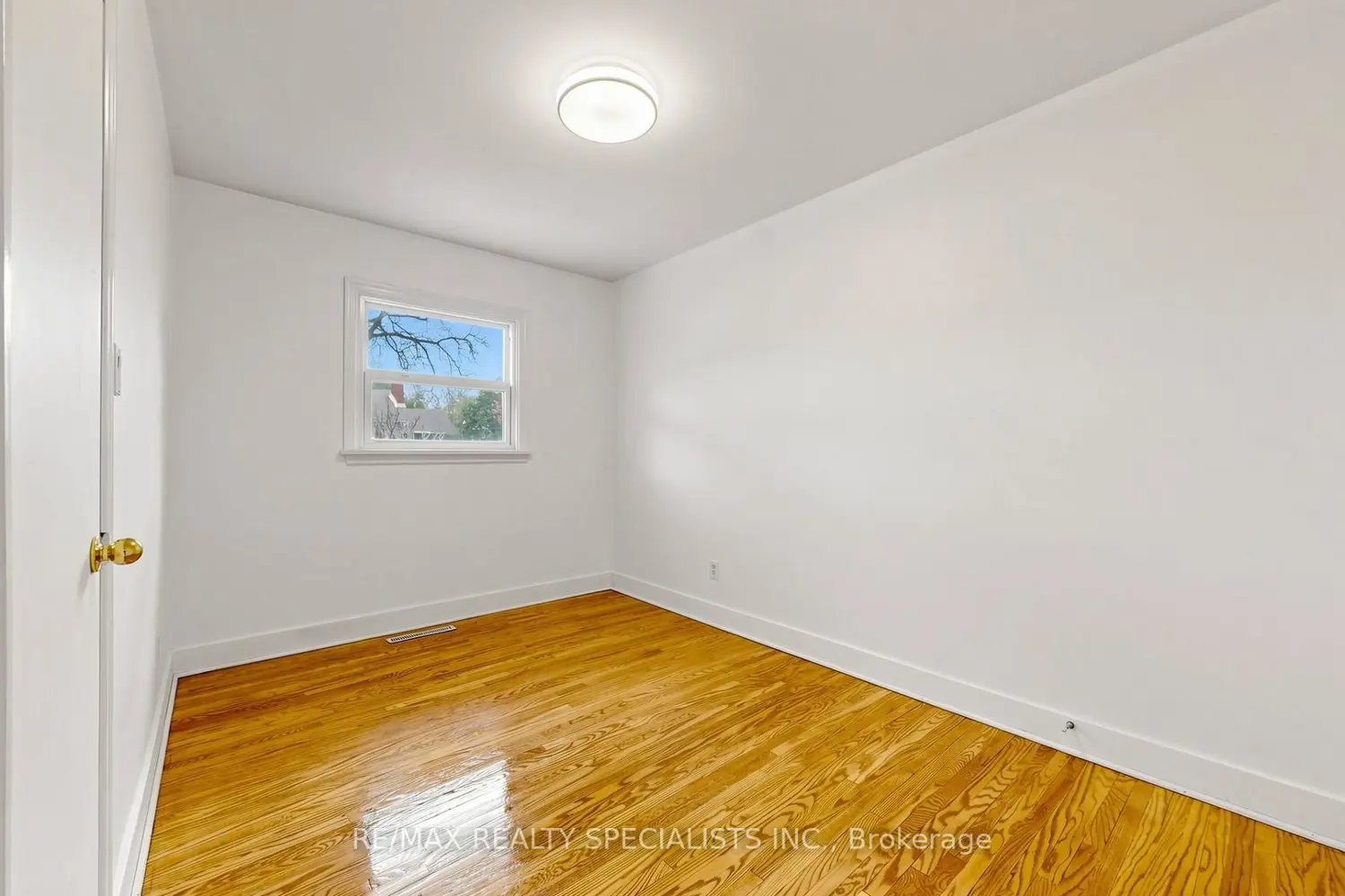 124 Village Road photo 5