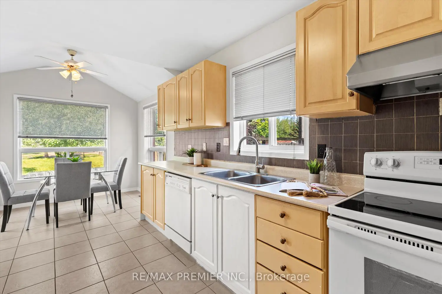 2272 Warrington Way photo 5