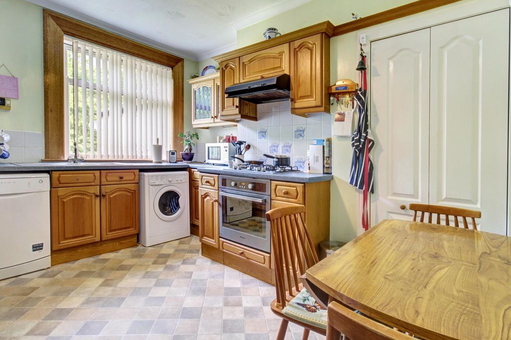 3 bed flat for salePark Avenue, Dumbarton G82 photo 4