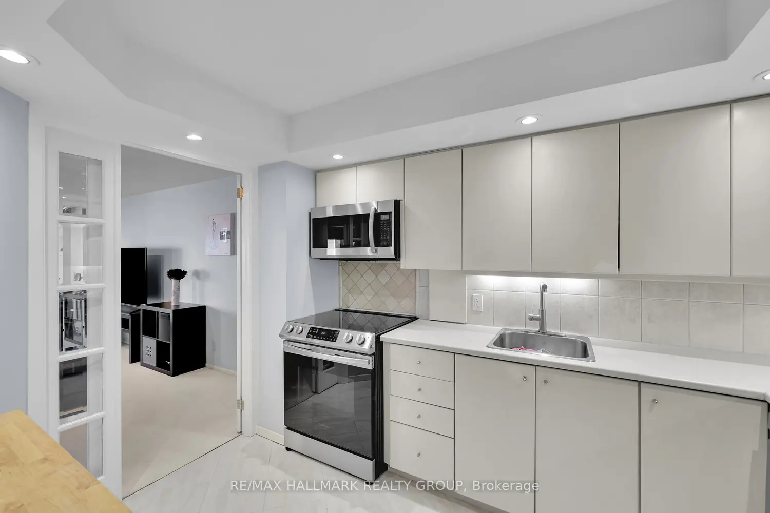 151 Bay Street 810 photo 4