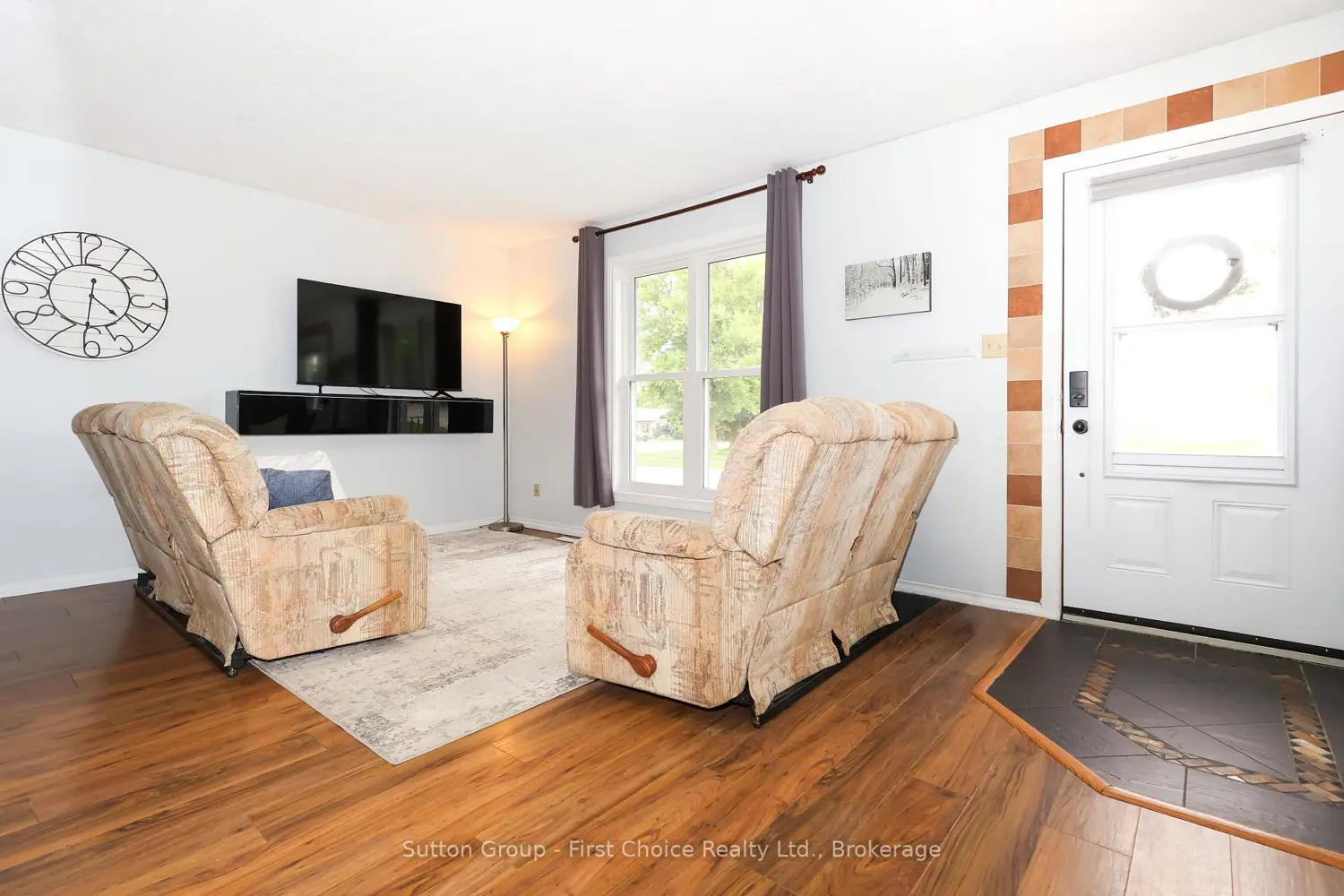 129 Mitchell Court B photo 2
