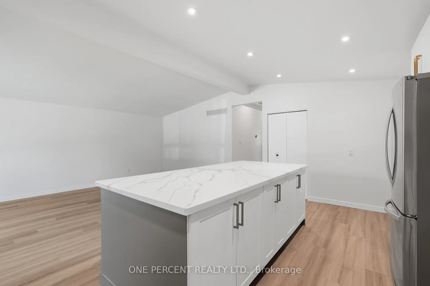 9 Bishopsgate Avenue photo 5