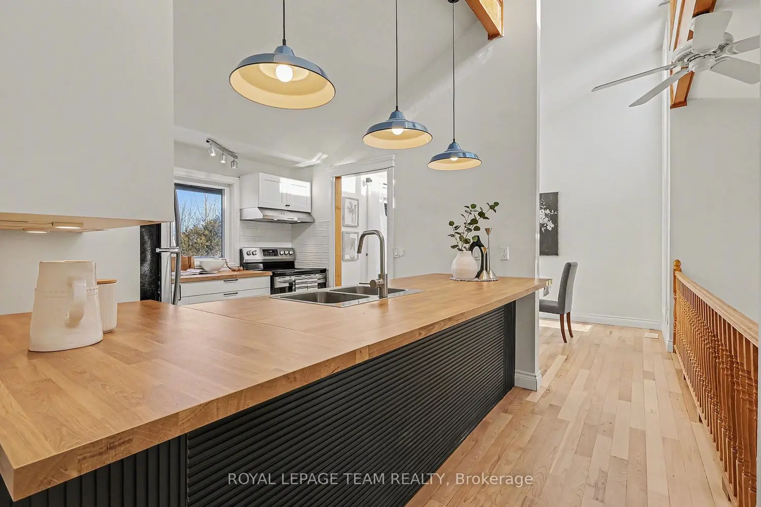 237 Queen West Street photo 4