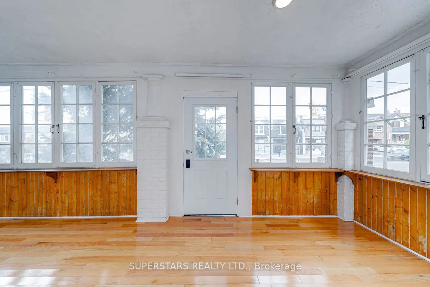 1587 Dufferin Street photo 2