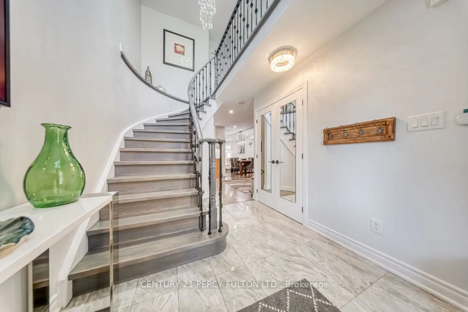 18 Booth Crescent photo 2