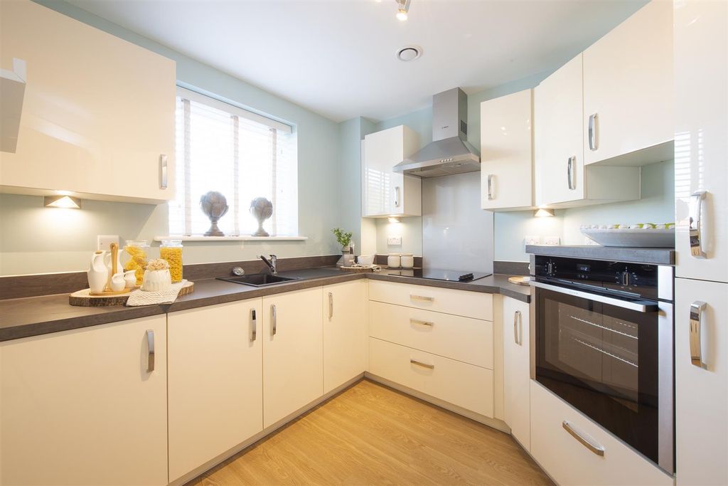 2 bed flat for saleMonument Place, Endless Street, Salisbury SP1 photo 2