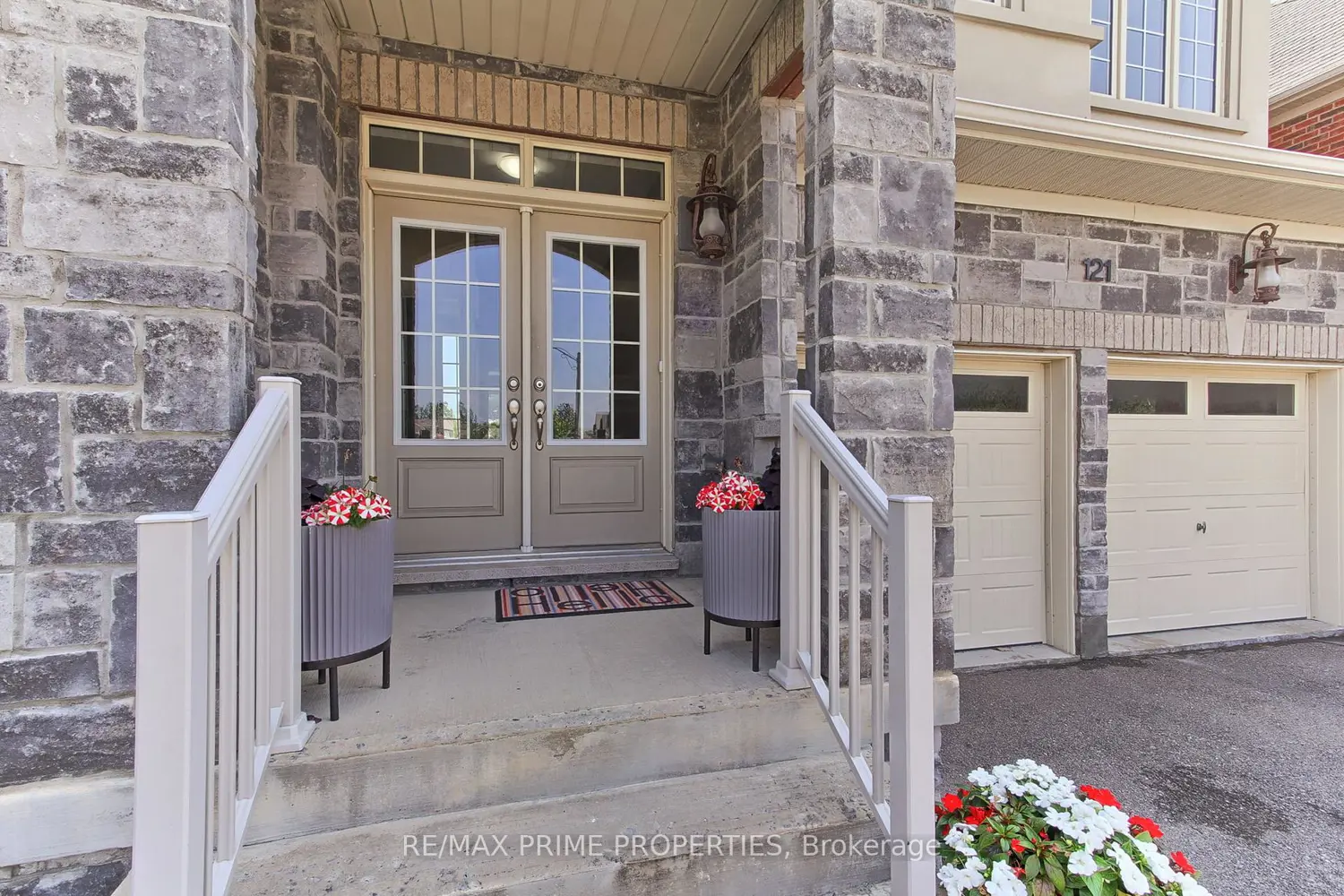 121 Robert Wilson Crescent photo 2