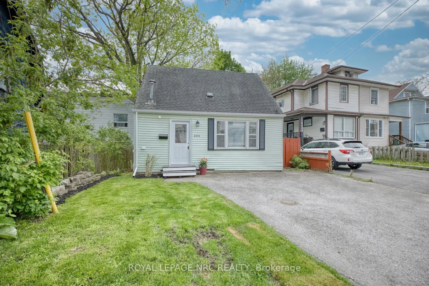 4676 Mcdougall Crescent photo 2