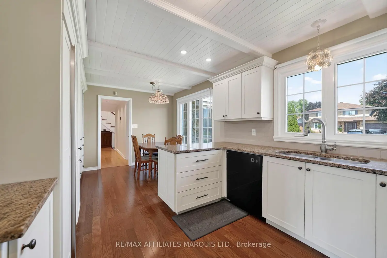 1920 Belvedere Crescent photo 2