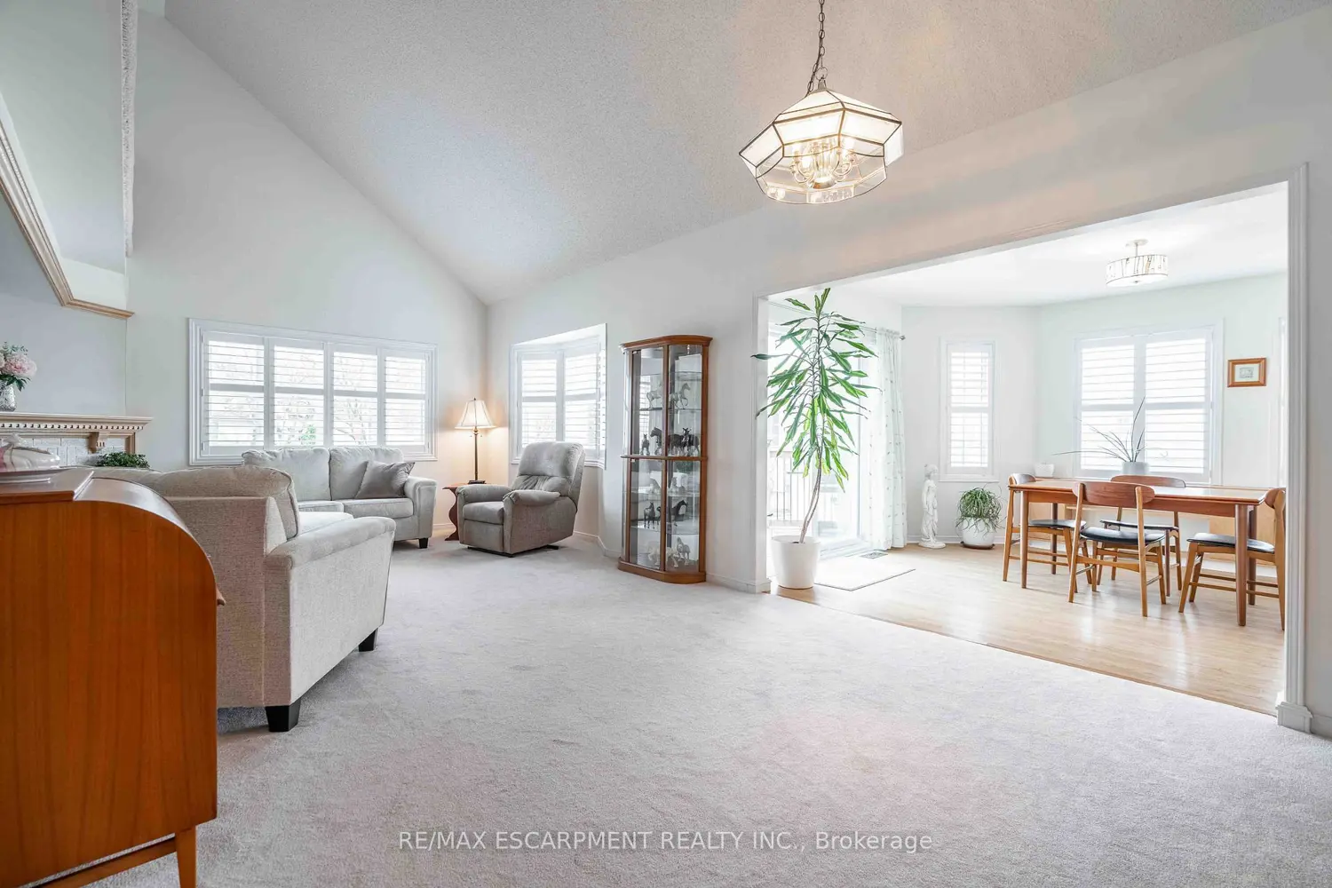195 Silverbirch Boulevard photo 2
