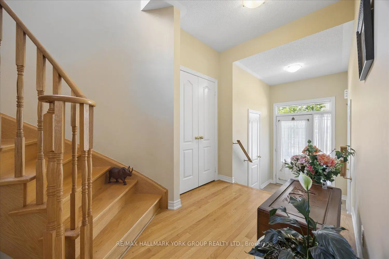 87 Courtland Crescent photo 2