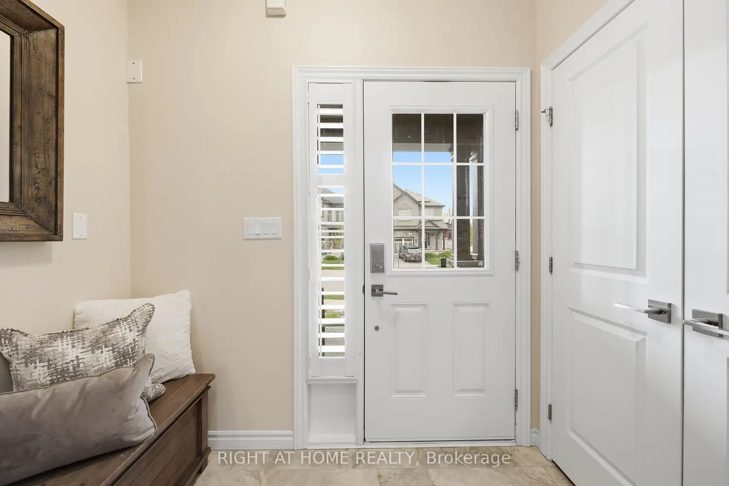 33 Vic Chambers Place photo 4