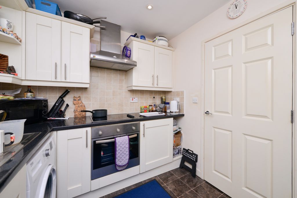 2 bed flat for saleCaptain Webb Drive, Dawley TF4 photo 3