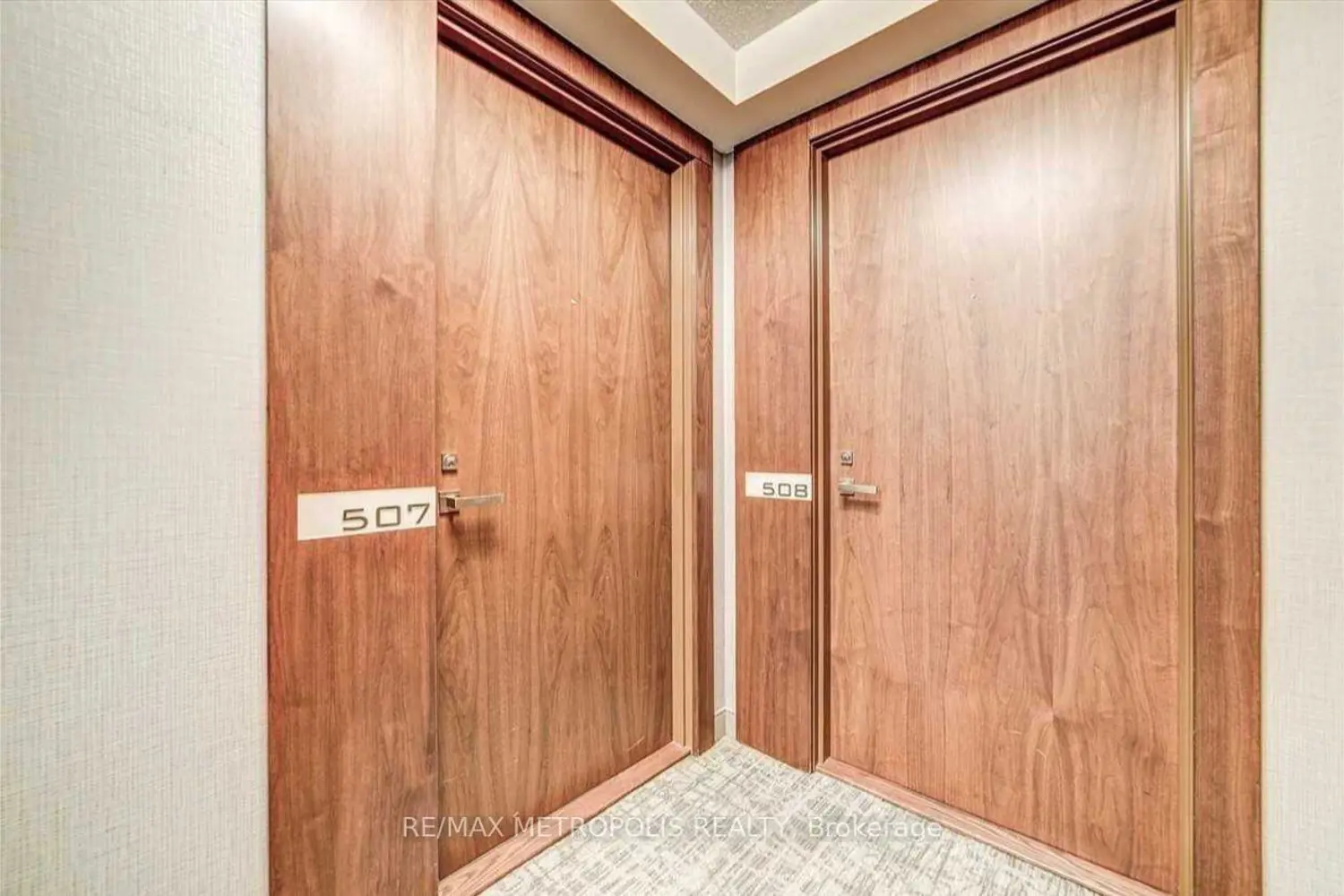 255 Village Green Square 507 photo 4