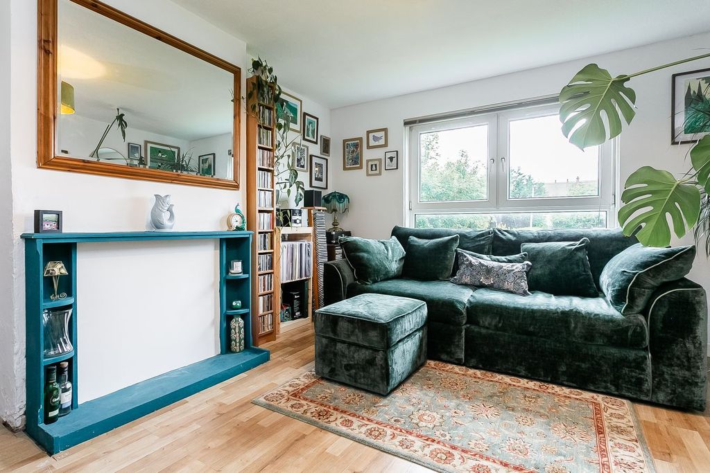 3 bed flat for saleMagdalene Gardens, Duddingston, Edinburgh EH15 photo 4