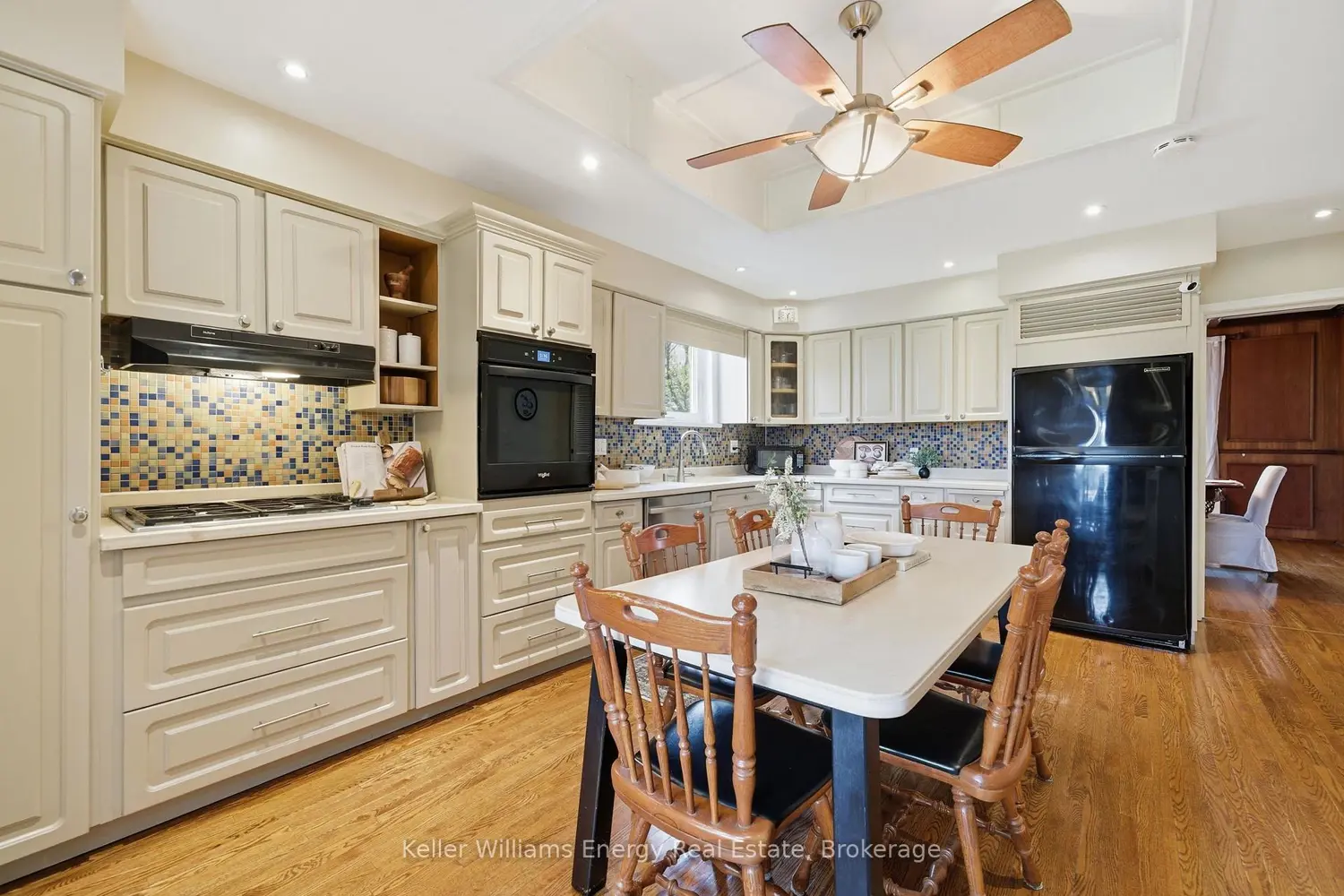 452 Simcoe Street photo 3