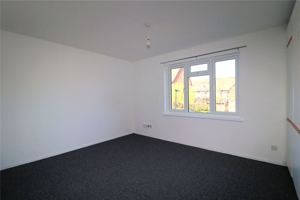 1 bed flat for saleWoking, Surrey GU22 photo 3
