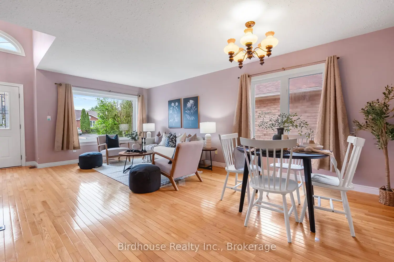 6 Eakins Crescent photo 3