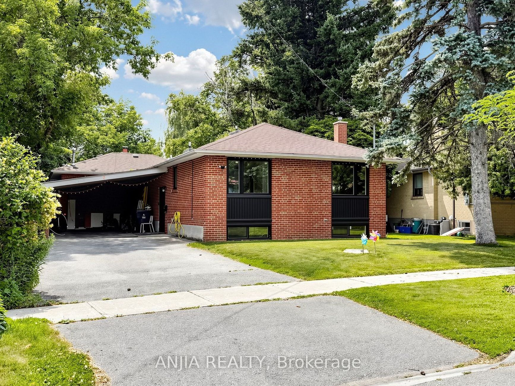 8 Applefield Drive, Toronto, ON, M1P 3X9