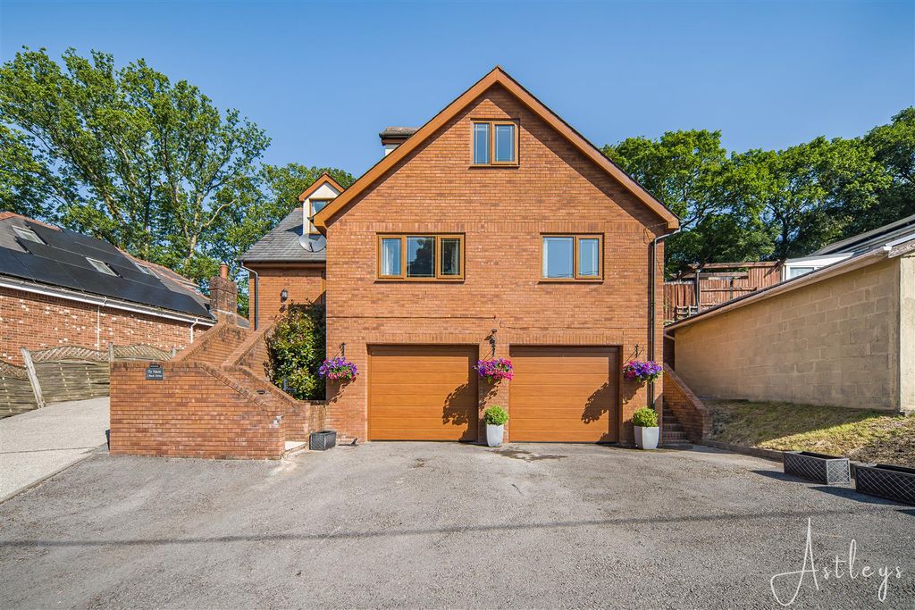 3 bed detached house for saleBack Drive Skewen, Neath SA10