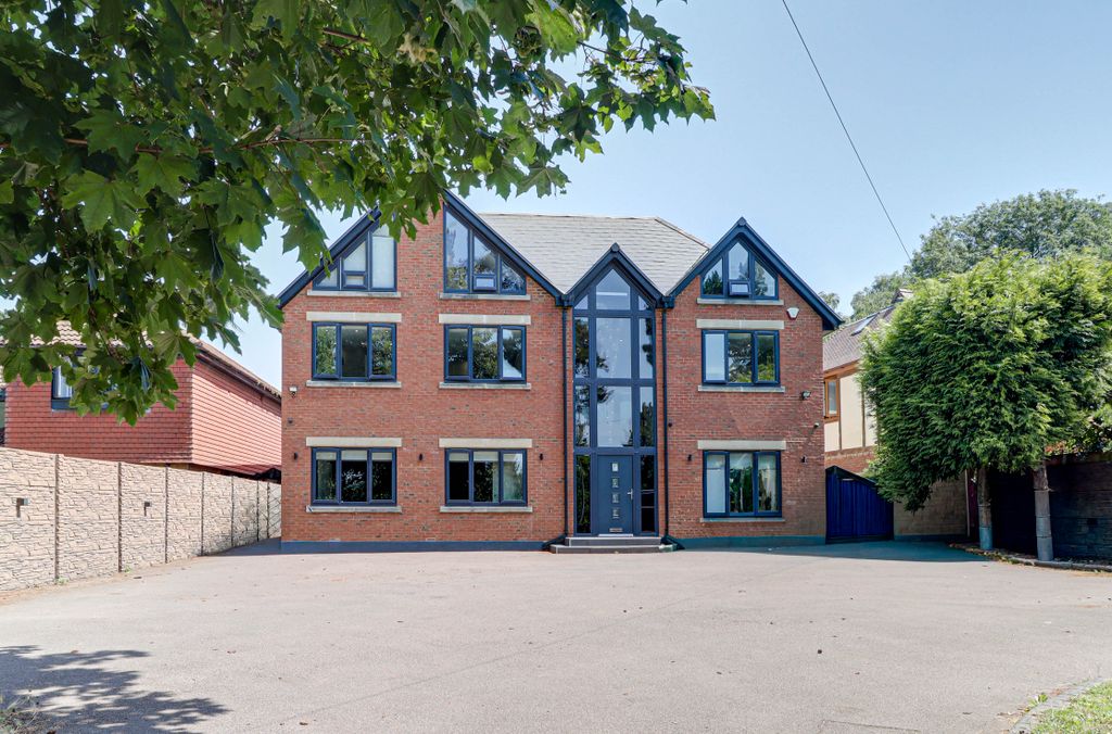 7 bed detached house for saleLondon Road, Luton LU1