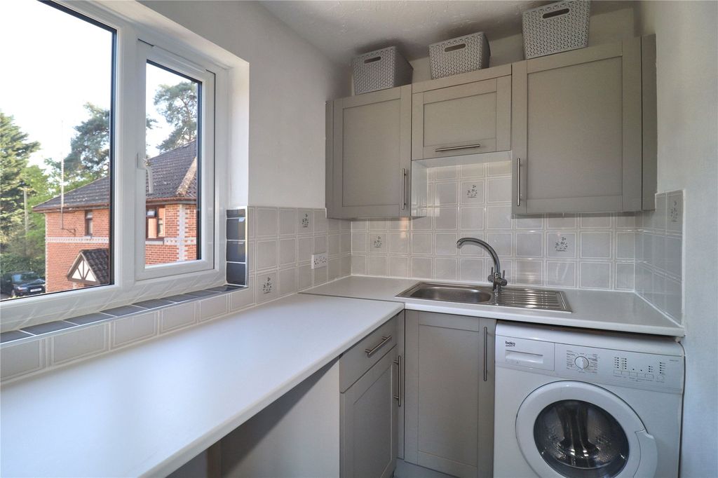 1 bed flat for saleWoking, Surrey GU22 photo 4