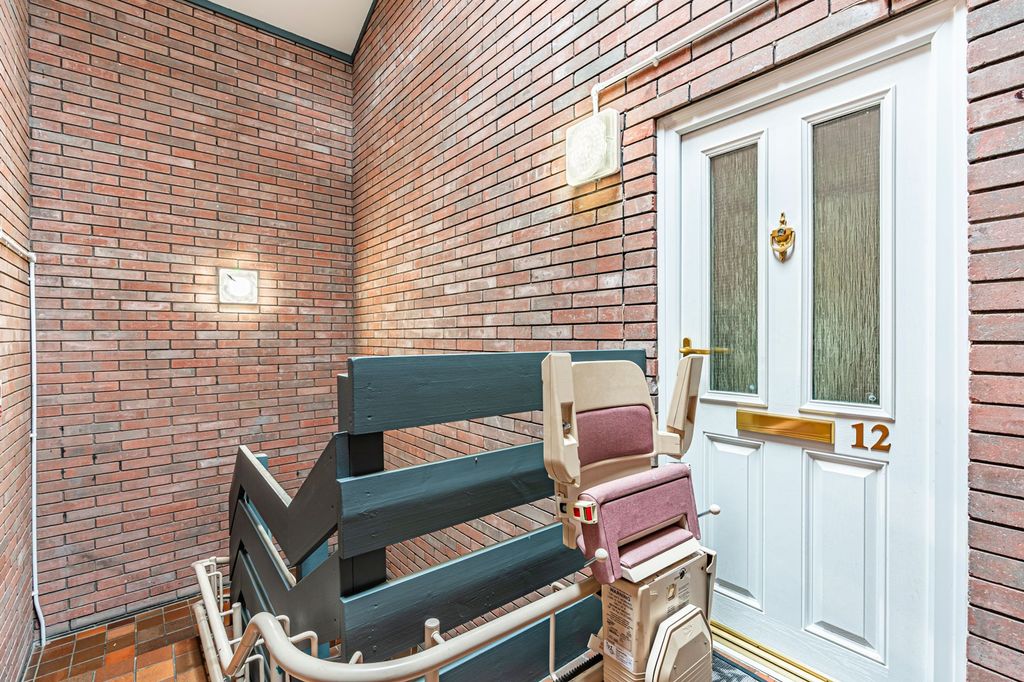 2 bed flat for saleCedar Crescent, Tonteg CF38 photo 4