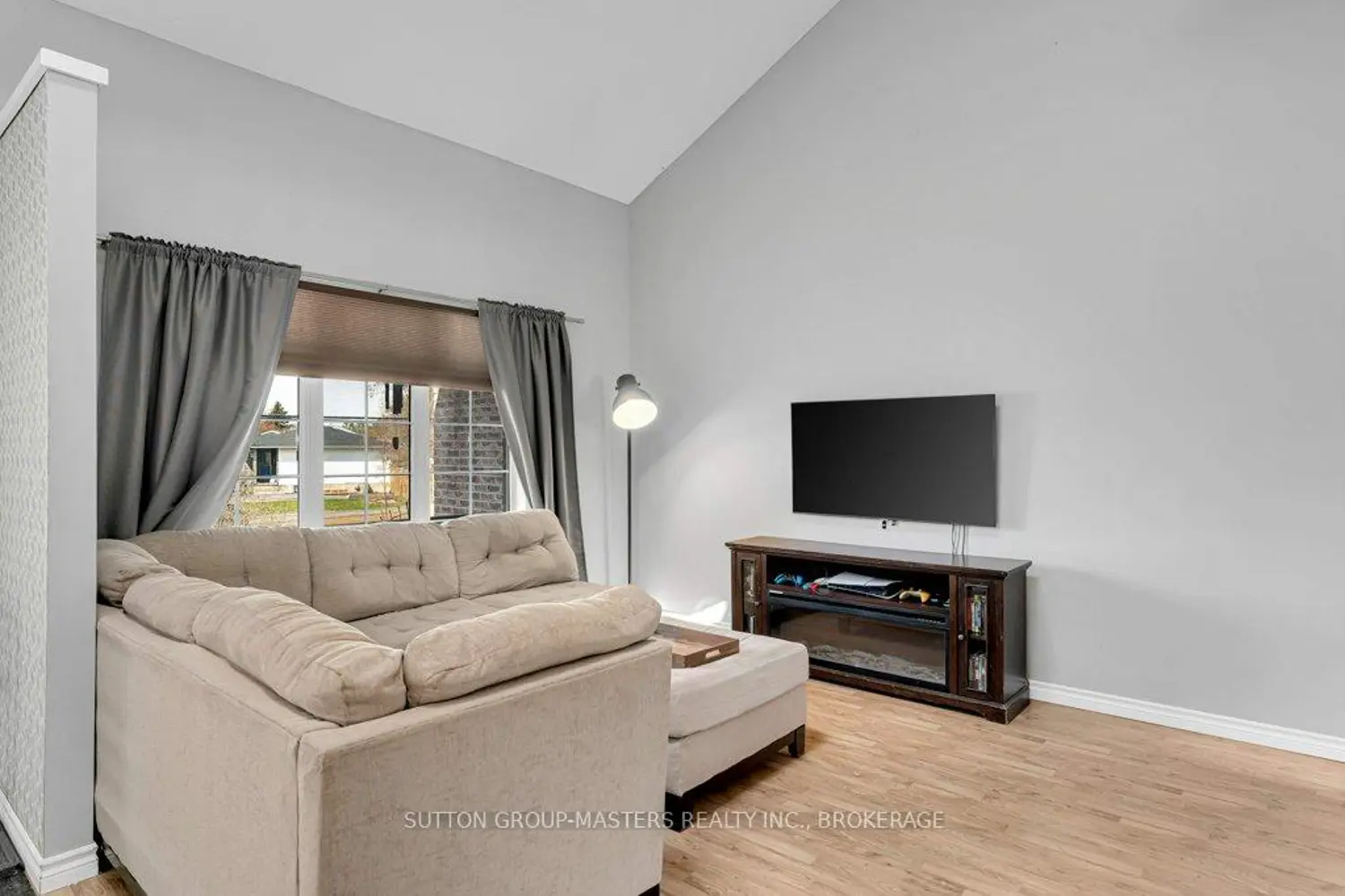 118 Sir John Johnson Drive photo 2
