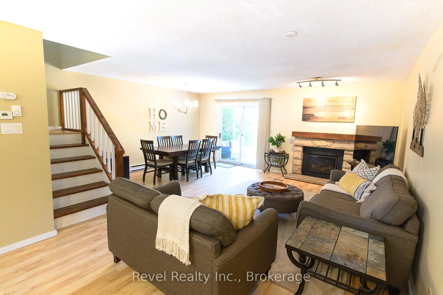 440 Oxbow Crescent photo 2
