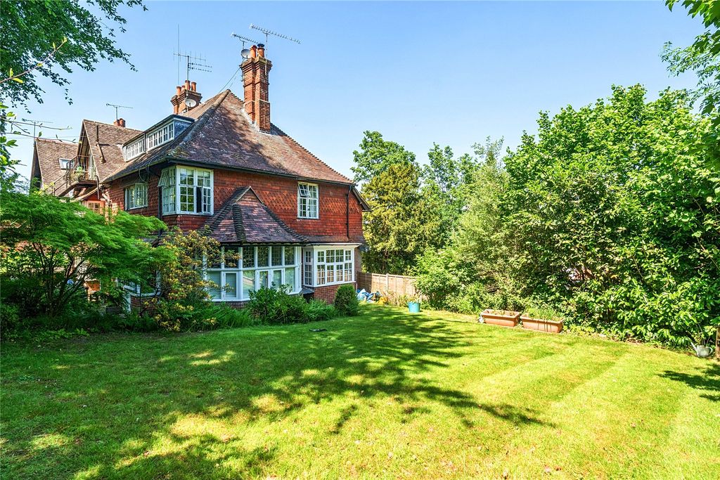 2 bed flat for saleHaslemere, Surrey GU27