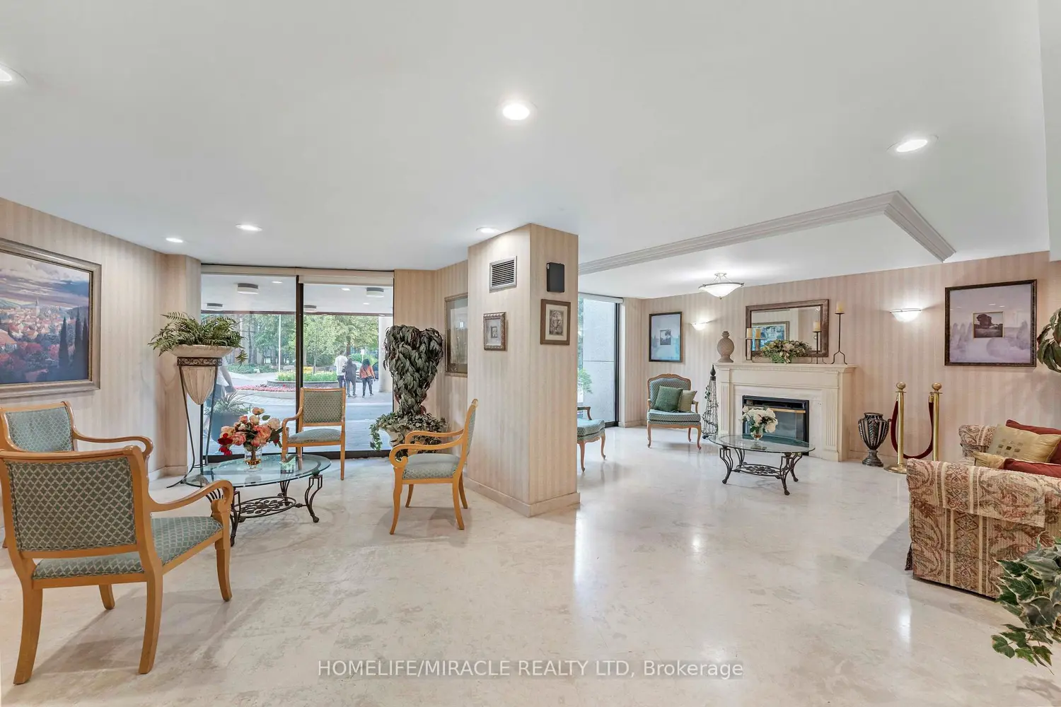 3700 Kaneff Crescent 202 photo 3