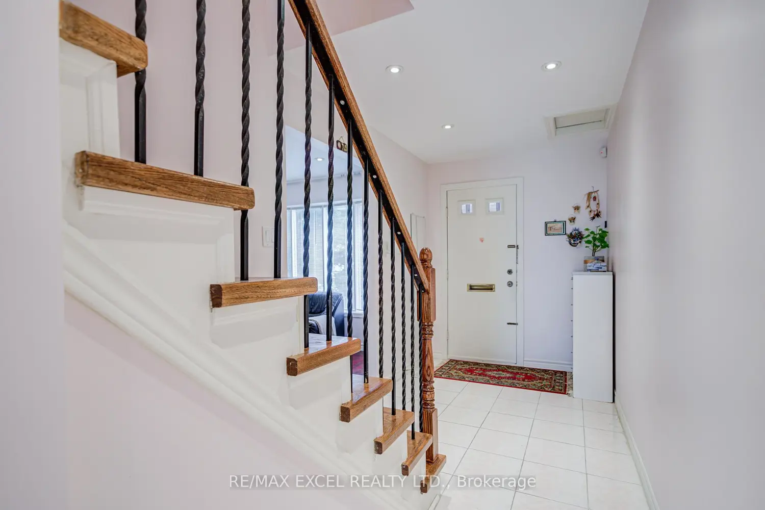 176 Goldhawk Trail photo 4