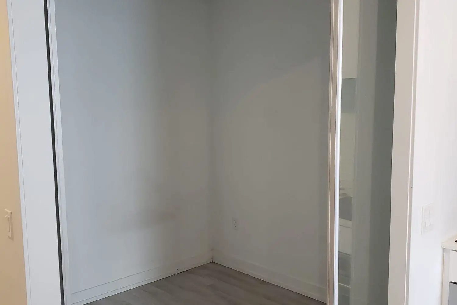 33 Helendale Avenue 1404 photo 5
